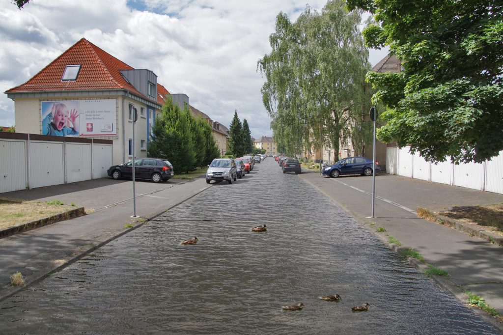 Fotomontage einer Straße im Flussstraßenviertel, deren Straße durch ein Fluss ersetzt wurde