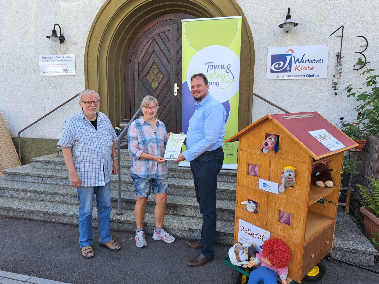 Christoph Geist, Bärbel Weigand und Daniel Reitz bei der Spendenübergabe