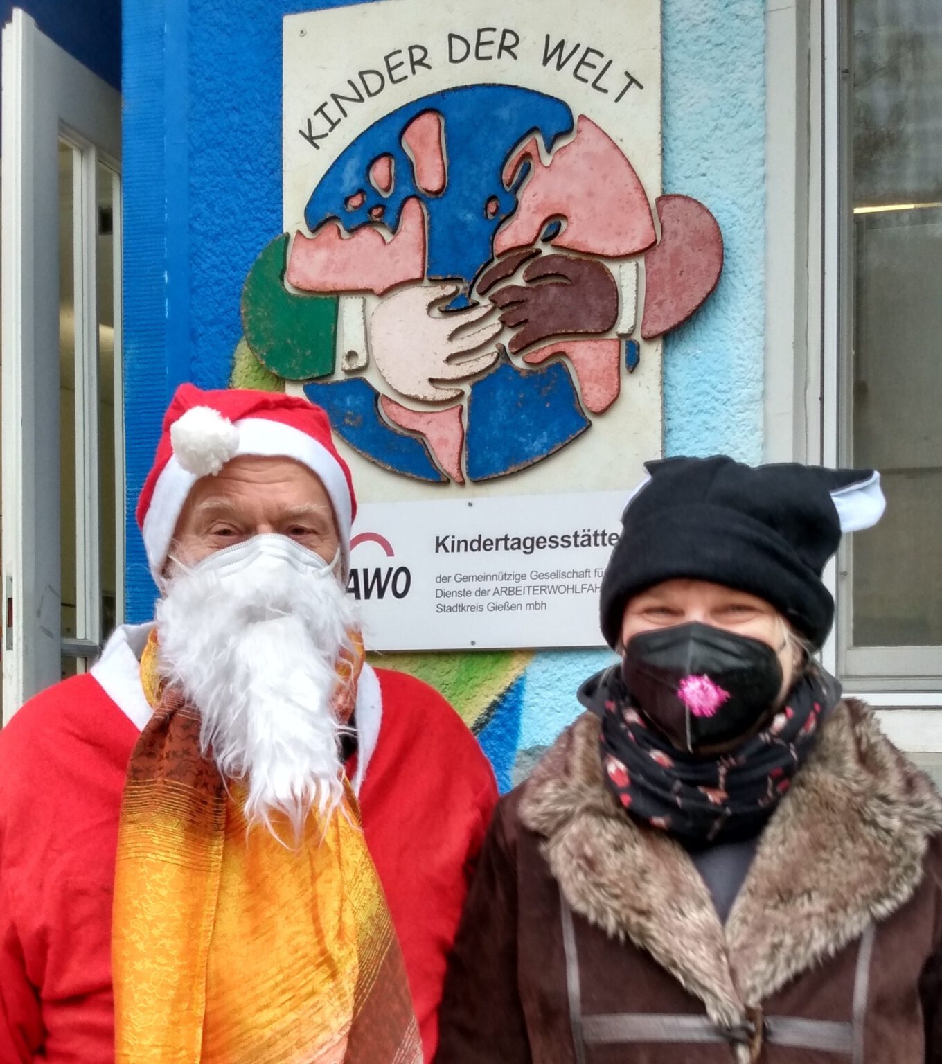 Der "Nikolaus" (Christoph) und das "Weihnachtskätzchen" (Bärbel) vor der Kindertagesstätte der AWO