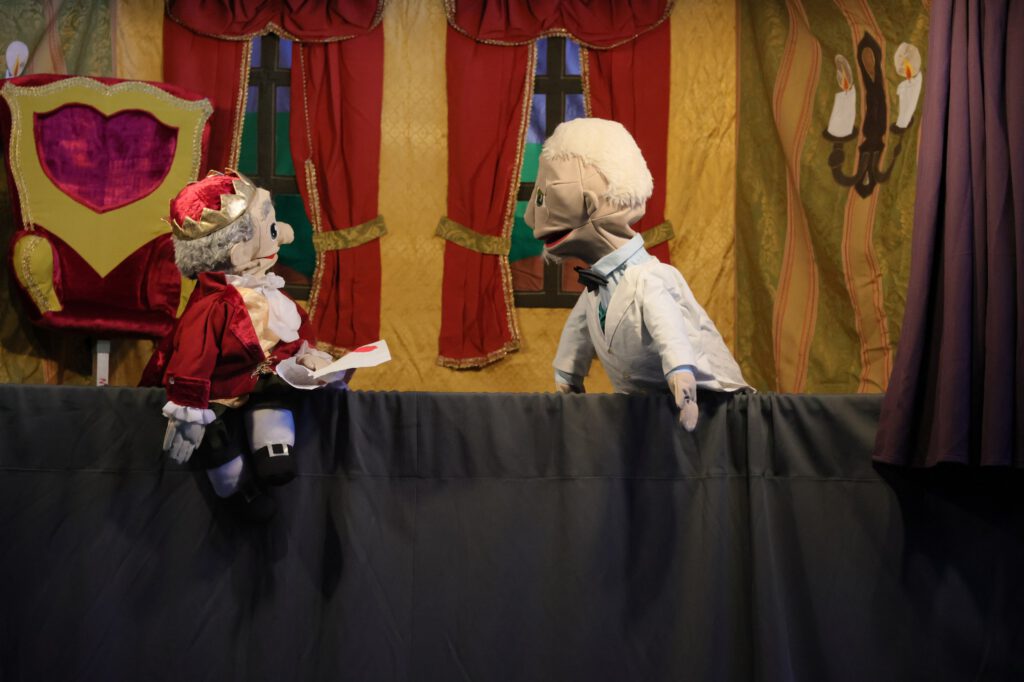 Die zwei Puppen König Pimp und sein Finanzminister Fieselberg während der Aufführung