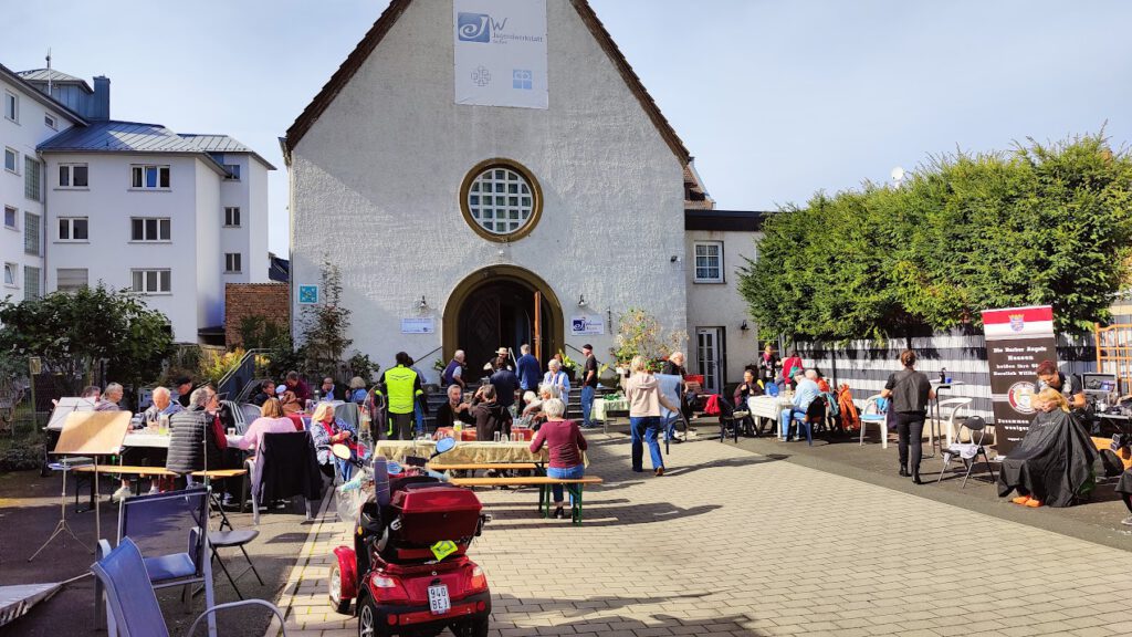 Blick auf den Hof der Werkstattkirche, rechts im Bild die Barber Angels