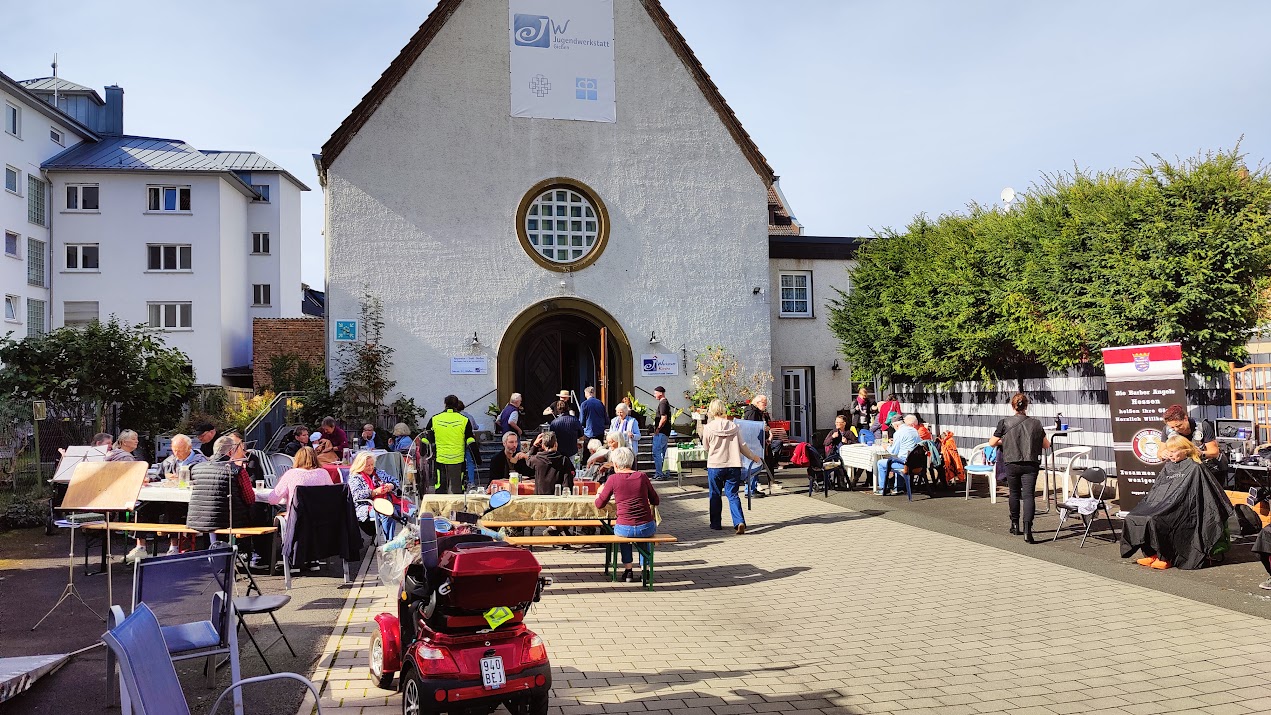 Blick auf den Hof der Werkstattkirche, rechts im Bild die Barber Angels